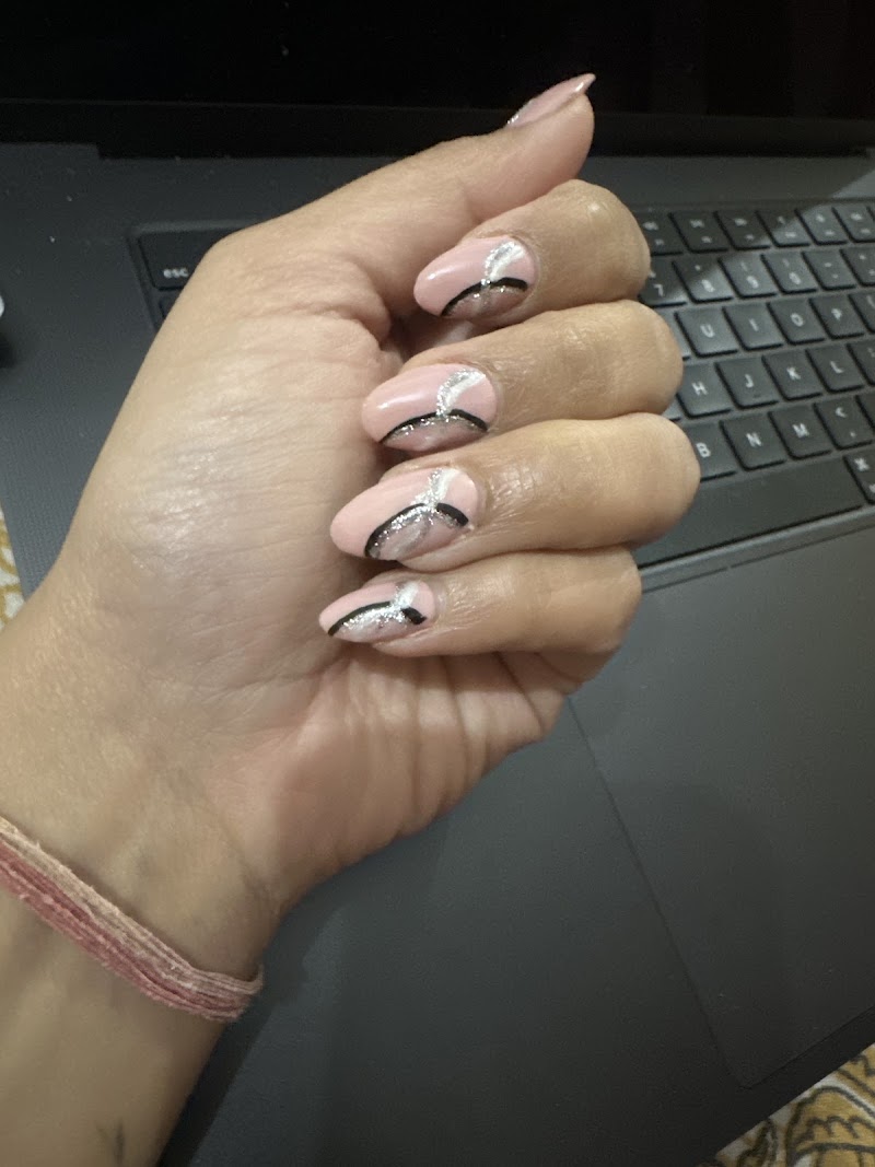 nail lounge, nail salon in Varanasi, India, photo 5 of 10