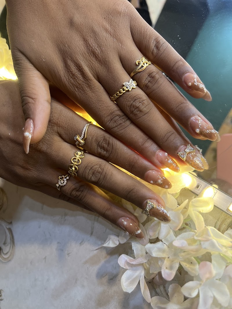 nail lounge, nail salon in Varanasi, India, photo 6 of 10